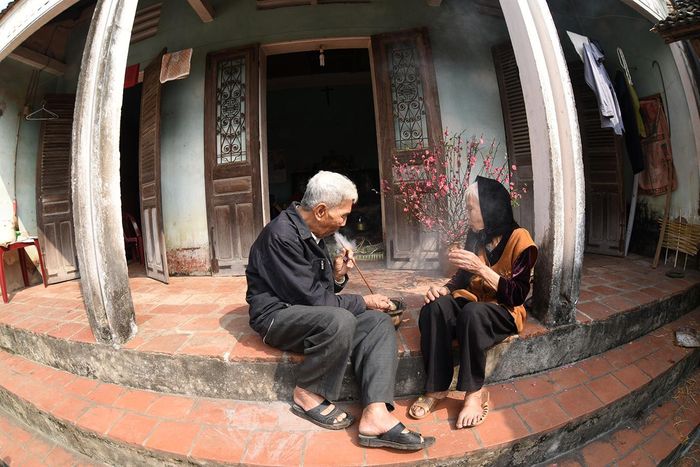Phút giây thư giãn khi việc gói bánh đã xong
