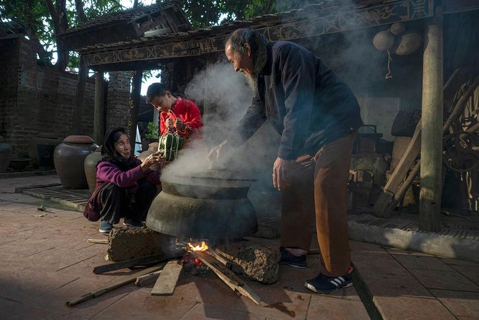 Bên nồi bánh chưng, mùa xuân dường như đã về trong từng nếp nhà cổ của người dân Đường Lâm