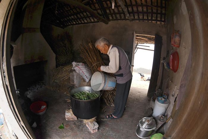 Cho nước vào nồi chuẩn bị luộc bánh là những công đoạn cuối cùng