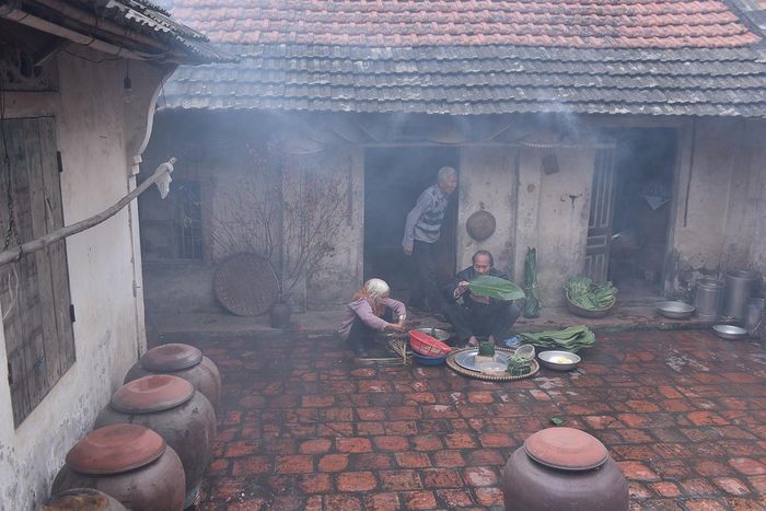 Giữa tiết trời se lạnh những ngày cận tết, ngọn lửa quện với mùi thơm của lá dong khiến mỗi người dân nơi đây cảm thấy rất đỗi thân quen.