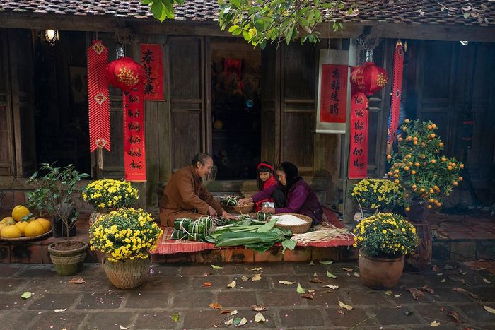 Gói bánh chưng là nét đẹp truyền thống không thể thiếu vào mỗi dịp Xuân về. Vào những ngày giáp Tết, hình ảnh cả gia đình quây quần bên nhau chuẩn bị gói bánh chưng luôn tạo cảm xúc ấm áp, sum vầy