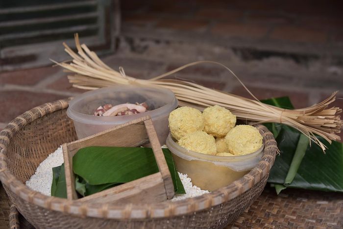 Gạo nếp, đậu xanh, thịt lợn cùng những chiếc lá dong màu xanh mướt