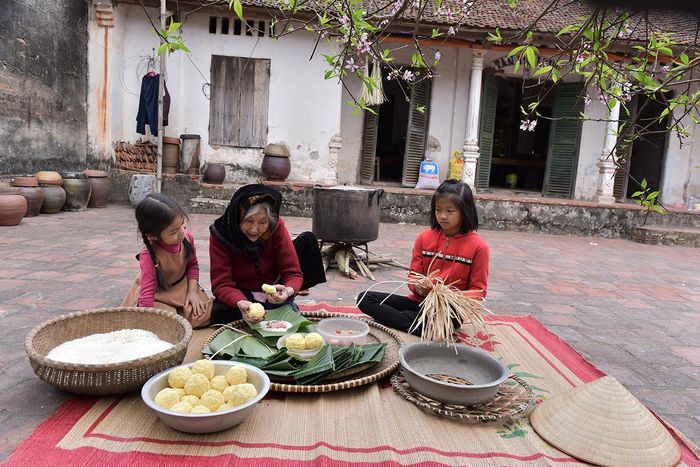 Bên chiếu gói bánh chưng, các cụ thường dạy con cháu gói bánh, kể cho con cháu nghe những câu chuyện về sự tích bánh chưng như một cách để gìn giữ văn hóa của người Việt