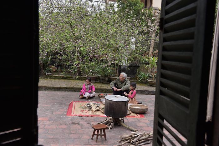 Trẻ con trong làng cũng rất thích thú nghe những câu chuyện khi các ông, bà trong làng tổ chức gói bánh chưng...
