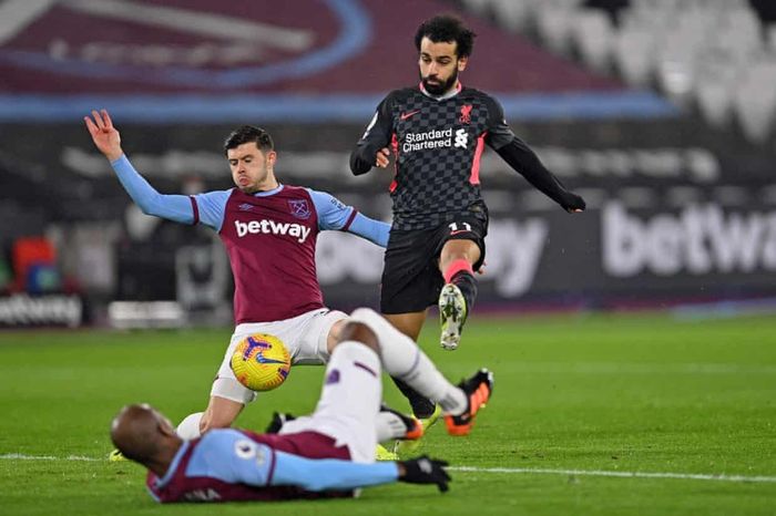  Đó là lý do khiến hàng công Liverpool chơi bế tắc trong 45 phút đầu tiên. Shaqiri đảm nhiệm vai trò cầu nối như Firmino nhưng không làm tốt như người đồng đội. Hệ thống phòng ngự chắc chắn với 2 tầng, mỗi tầng 4 người của West Ham cũng khiến Liverpool gặp khó khăn. 