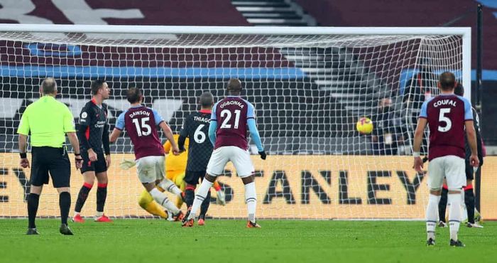  Craig Dawson ghi bàn thắng muộn cho West Ham ở phút 87. Tuy nhiên, chừng đó là không đủ để giúp West Ham duy trì mạch bất bại 6 trận liên tiếp ở Premier League. Họ lép vế hoàn toàn so với Liverpool trong trận đấu này khi chỉ kiểm soát bóng 32%, tạo ra 8 pha dứt điểm. Trong khi đó, "Lữ đoàn đỏ" có đến 14 pha dứt điểm. 