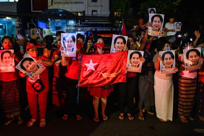  Người ủng hộ bà Aung San Suu Kyi ăn mừng chiến thắng của phe NLD vào tháng 11/2020. Ảnh: AFP. 