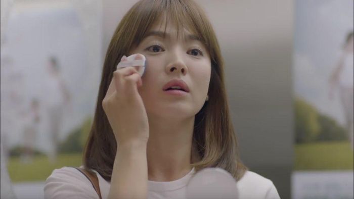  Nếu muốn trang điểm, bạn nên giữ cho lớp make up mỏng nhẹ và sử dụng loại bột có thể hấp thụ dầu. Ảnh: Yahoo.