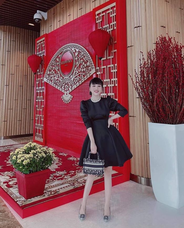 Đầm đen bồng bềnh chưa bao giờ là item lỗi mốt với chị em.