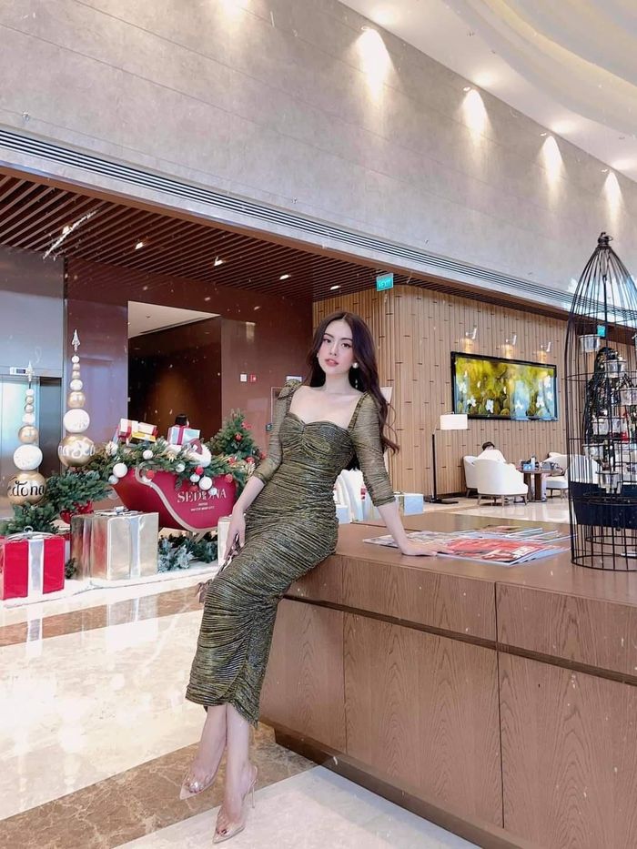 Những chiếc váy khoe khéo vóc dáng quyến rũ của người mặc.