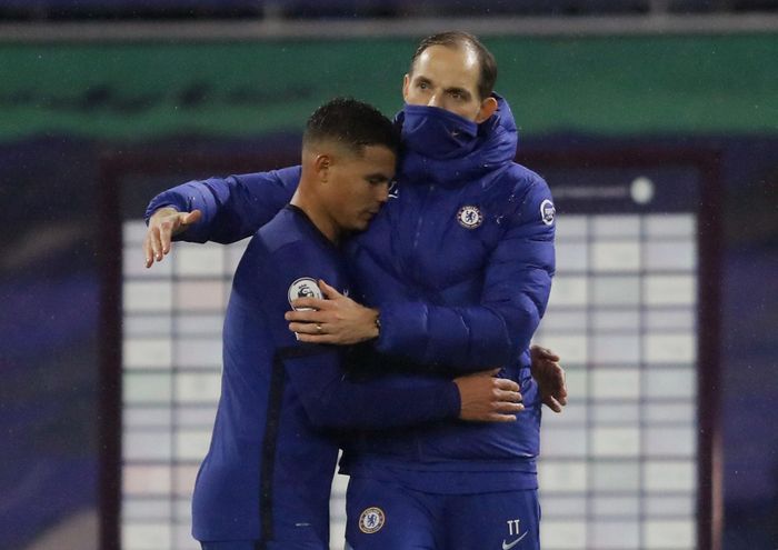  Chiến lược gia người Đức cũng phải giúp Chelsea lấy lại bản sắc phòng ngự sau khi để thủng tới 23 bàn sau 21 vòng đấu. Tuchel cho "The Blues" chơi với hàng thủ 3 người, thay vì dùng sơ đồ 4 hậu vệ như người tiền nhiệm Lampard. Ông đặt niềm tin vào trò cũ Thiago Silva, trao cơ hội cho đồng hương Antonio Rudiger và đội trưởng Cesar Azpilicueta. Tuy nhiên, điều này đồng nghĩa Kurt Zouma, người chơi ổn định từ đầu mùa và đóng góp 4 bàn tại Premier League, phải cạnh tranh cho suất đá chính. 