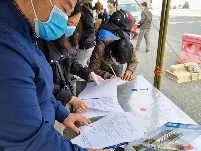 Người dân tuân thủ các quy định về khai báo y tế.
