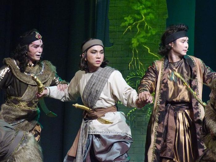 NSƯT Trung Thảo vai Hanuman (trái), Minh Trường vai Pơ-le, và Võ Minh Lâm vai Priêm. ẢNH: H.K