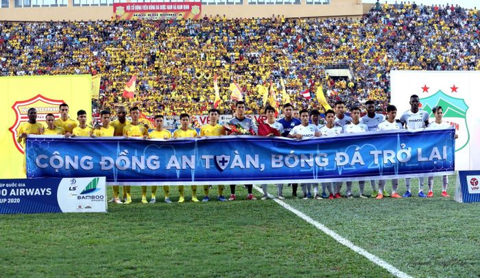 Tất cả mọi người đều đang chờ mong dịch bệnh sớm được kiểm soát để đời sống xã hội, trong đó có bóng đá, trở lại bình thường. Ảnh: Quang Minh