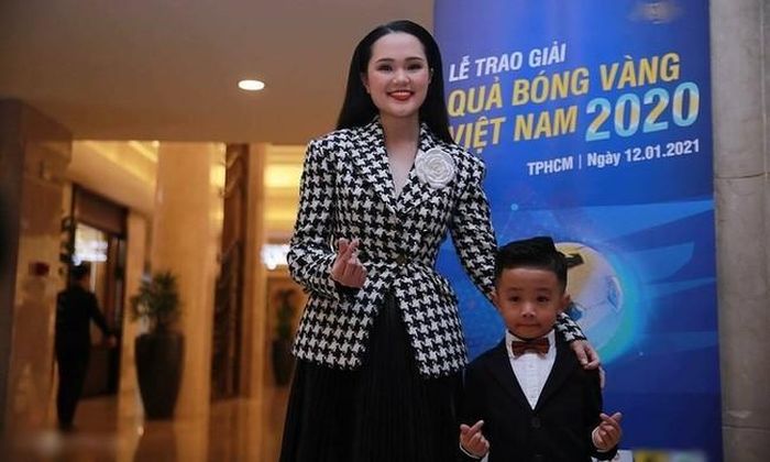 Hình ảnh lúc này cô nàng nhận về không ít bình luận tiêu cực, phần lớn là dân tình chê nhan sắc của cô quá già dặn.