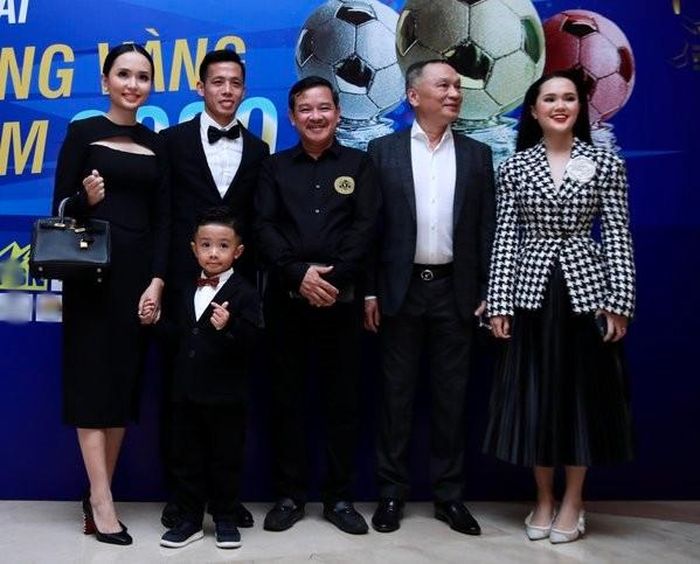 Cách đây không lâu, trong sự kiện Quả bóng vàng 2020, Quỳnh Anh đã khiến cư dân mạng không khỏi bất ngờ với hình ảnh hơi mập mạp, lại khá già dặn trong bộ váy màu đen.