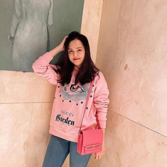 Tuy nhiên, trong hình ảnh mới nhất đăng tải trên Instagram, bà xã Duy Mạnh lại trở về với hình tượng ngọt ngào đúng chuẩn "công chúa".