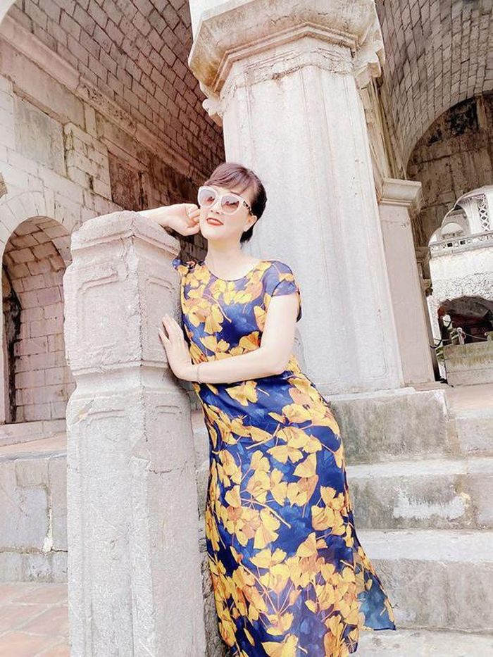 Để luôn tươi mới, danh hài đất Bắc chọn đồ với gam màu tươi sáng. Sự tiết chế này khiến nghệ sĩ Vân Dung trẻ trung hơn tuổi thực mà không lo quá lố, “phèn”.
