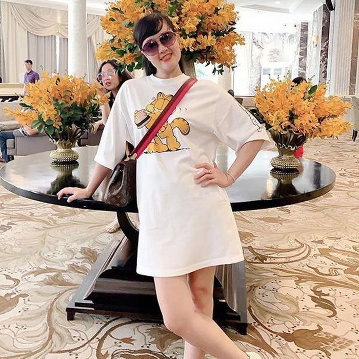 Trong hình, Vân Dung có màn lên đồ hoàn hảo với áo phông rộng in họa tiết hoạt hình. Cô cũng rất biết nâng tầm trang phục khi mix cùng túi hiệu LV cực sang.