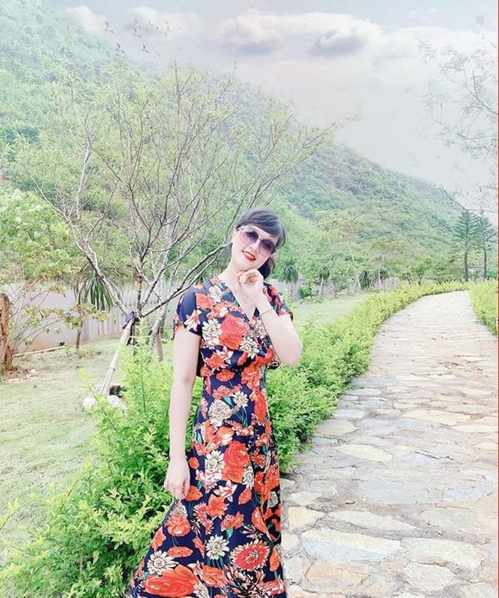 Dù ưa thích mẫu váy họa tiết song “Bà Táo” thường tránh những trang phục cắt may cầu kỳ, diêm dúa.