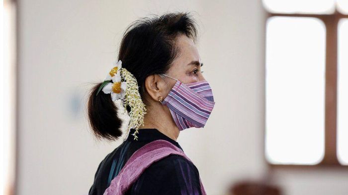 Cố vấn Suu Kyi tại một trung tâm tiêm chủng vắc-xin COVID-19 của Myanmar hồi tháng trước. Ảnh: Reuters.