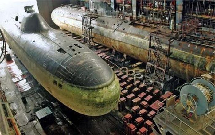  Động cơ chính của tàu là một lò phản ứng hạt nhân làm mát bằng kim loại lỏng OK-550 hoặc BM-40A có công suất 155 MW. Ngoài ra trên tàu còn một động cơ tua bin khí dự phòng với công suất 30 MW. 