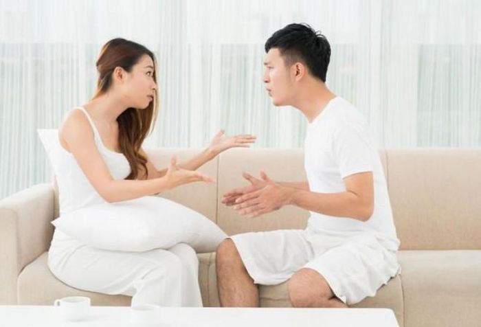 Lúc nào anh cũng tính toán chi li mọi thứ tốt nhất cho mình, còn vợ thì mặc kệ. Ảnh minh họa