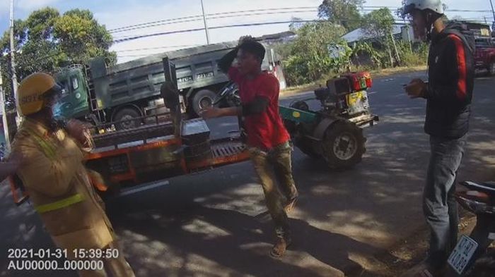 Y Krư Êban đang cầm dao đuổi chém CSGT (Ảnh cắt từ video) 
