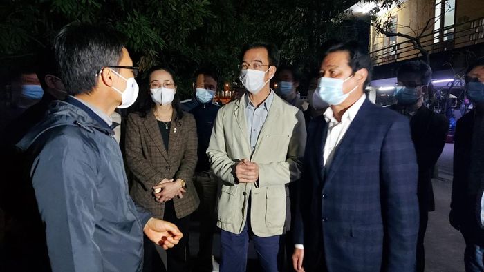 Phó Thủ tướng trao đổi với GĐ Bệnh viện Bạch Mai và lãnh đạo BV Dã chiến số 2