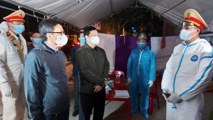 Phó Thủ tướng Chính phủ Vũ Đức Đam kiểm tra chốt phòng chống dịch đi qua TP Chí Linh.
