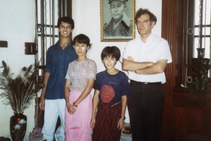 Giai đoạn bà Suu Kyi bị quản thúc, chồng bà mắc bệnh ung thư năm 1997 cho đến lúc qua đời vào 1999, chính quyền quân sự Myanmar đã không để cho bà đi thăm chồng. Năm 1991, bà được trao giải Nobel Hòa bình và các con trai đã thay mặt bà nhận giải thưởng.
