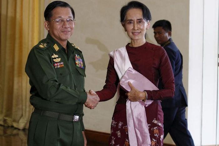 Nhưng một số người cho rằng, cuộc đảo chính là kết quả tất yếu của “cuộc mặc cả” giữa bà Suu Kyi với quân đội để đạt được lợi ích chính trị của mình