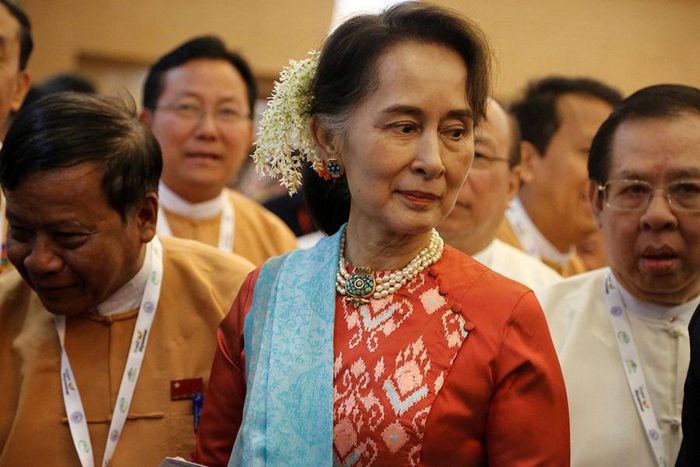 Các thành viên trẻ hơn tuyên bố rằng họ đã bị loại ra ngoài và các chức năng của chính phủ gần như ngừng lại bất cứ khi nào cố vấn nhà nước Suu Kyi đi vắng.