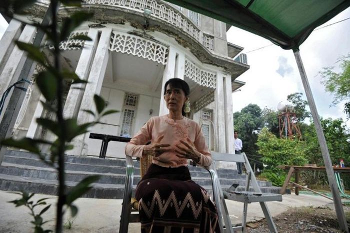 Đáng nói, bà Suu Kyi từng bị quản thúc gần 15 năm tại biệt thự ven hồ của gia đình bà ở Yangon, thành phố lớn nhất Myanmar, bắt đầu từ năm 1989, khi tham gia phong trào đòi cải cách dân chủ ở nước này.