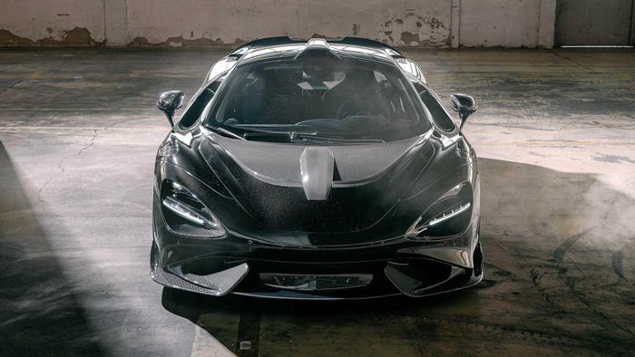  Bên cạnh sức mạnh mới, Novitec còn bổ sung cho 765LT hệ thống ống xả thể thao Inconel có âm thanh uy lực hơn. Trên mui xe xuất hiện thêm chi tiết "đường hầm gió" đóng vai trò tăng tính khí động học cho bản độ của McLaren 765LT. 