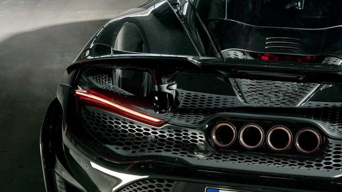 Nằm trong gói nâng cấp của Novitec, McLaren 765LT được thay mới nắp ca-pô, cánh hướng bên hông, hốc hút gió hay ốp đèn chiếu sáng làm từ vật liệu carbon giúp giảm khối lượng. Bên cạnh đó, khách hàng có thể yêu cầu trang trí mạ vàng 9999 cho cụm ống xả và tùy chọn 72 màu sơn cho la-zăng.