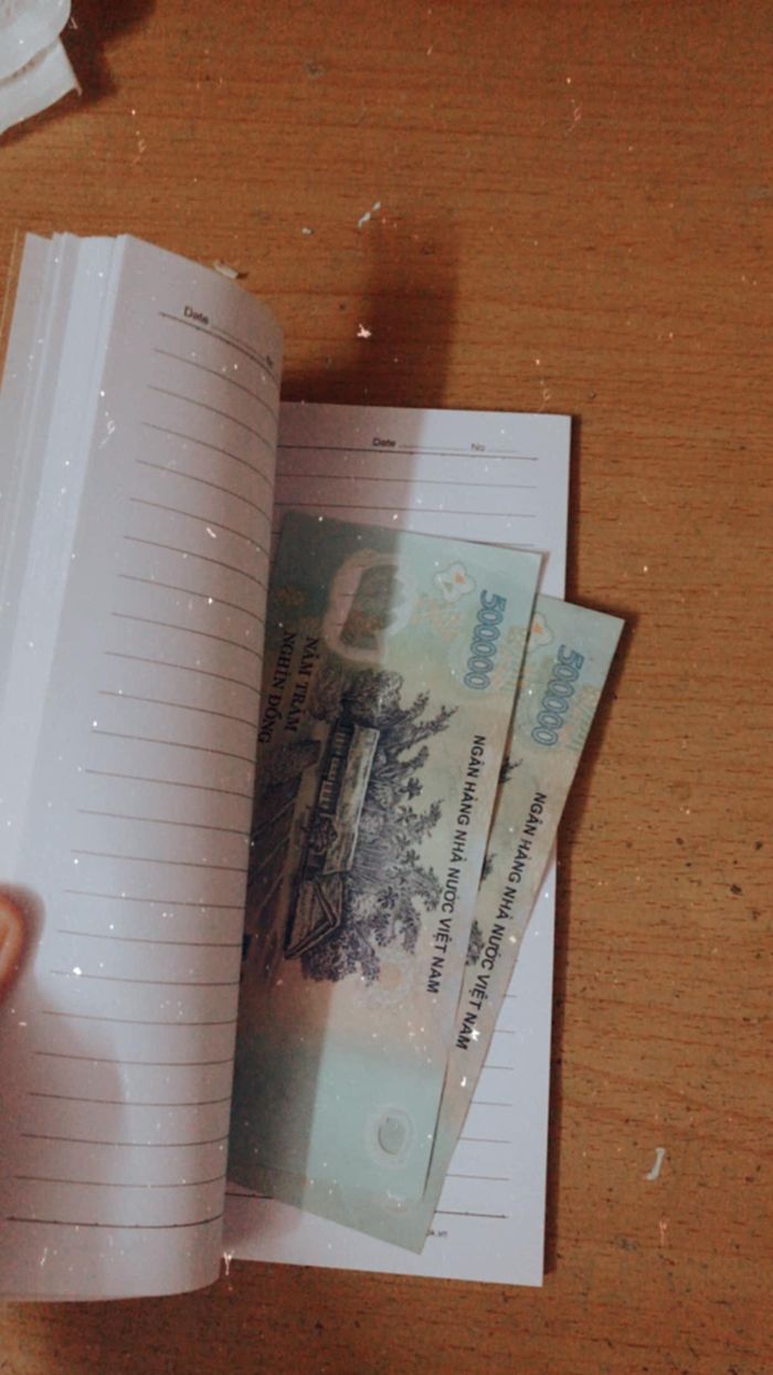 Số tiền mẹ cho vẫn được Huệ kẹp trong quyển vở cũ.