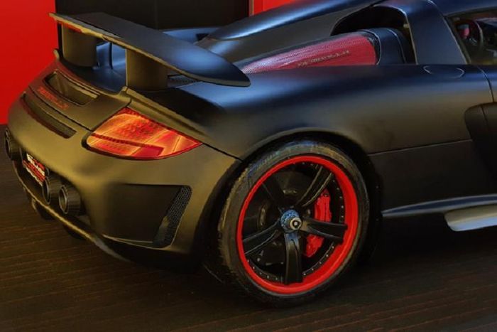 Về sức mạnh, Gemballa đã chọn giữ nguyên bản động cơ V10 5.7L đặc trưng của Carrera GT. Hãng chỉ thay đổi duy nhất hệ thống ống xả mới giúp nâng công suất lên đến 645 mã lực và 630 Nm mô-men xoắn cực đại.
