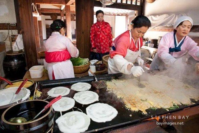 Họ có thể không rời nổi căn bếp, vì phải nấu quá nhiều món ăn.