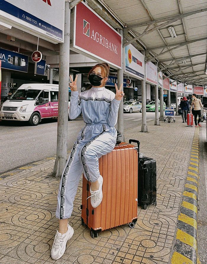 Thùy Anh chuẩn bị hành trang, khẩu trang kĩ càng để về nhà đón Tết