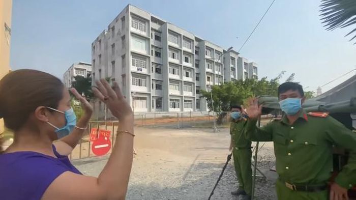 Cát Tường chia sẻ: "Tôi phải đi 8 vòng quanh khu cách ly chỉ để nhìn thấy con gái từ xa".
