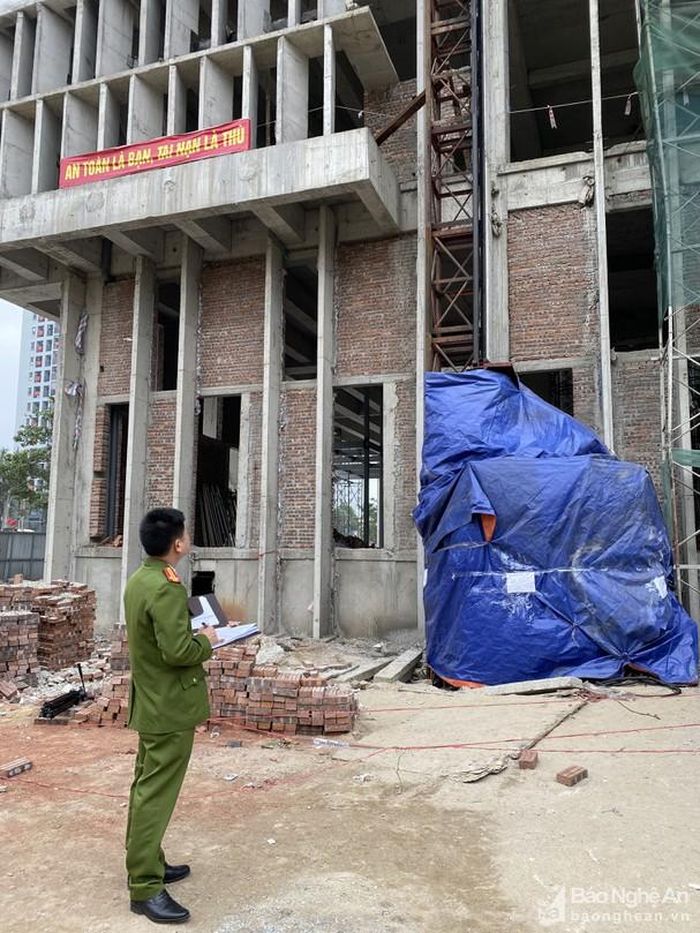 Cơ quan điều tra làm việc tại hiện trường. Ảnh:Minh Tâm