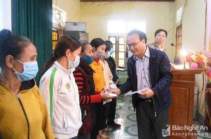 Đồng chí Nguyễn Nam Đình trao quà 50 hộ nghèo, cận nghèo ở xã Thanh Thủy. Ảnh: Thu Giang