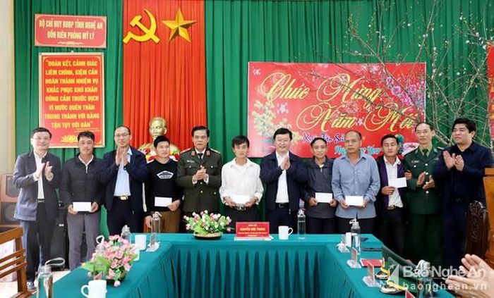 Đồng chí Nguyễn Đức Trung - Phó Bí thư Tỉnh ủy, Chủ tịch UBND tỉnh tặng quà cho gia đình chính sách, già làng, cán bộ tiêu biểu tại xã Mỹ Lý. Ảnh: Phạm Bằng