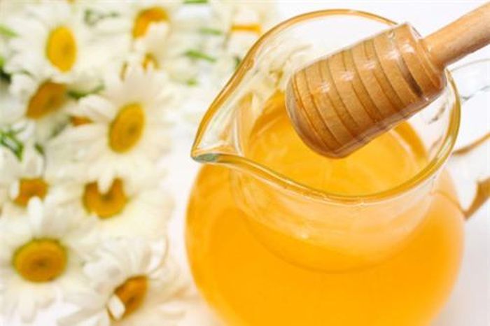 Bà bầu không nên uống mật ong trực tiếp mà nên pha với nước sôi. Ảnh minh họa.