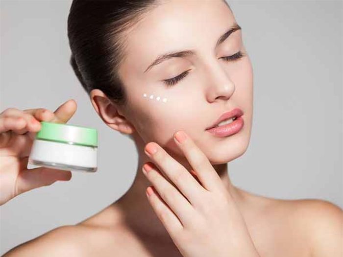 Bảo vệ tóc bằng kem chống nắng: Bạn có thể thoa kem chống nắng lên tóc khi tóc còn ướt để bảo vệ tóc khỏi ánh nắng mặt trời. Việc này vừa tránh cho tóc khỏi hư tổn do tia cực tím, vừa giúp màu tóc giữ được lâu hơn.