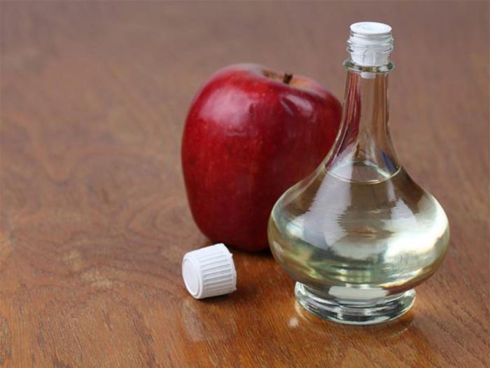 Sử dụng giấm táo: Giấm táo là một mẹo tại nhà hiệu quả giúp giữ màu tóc nhuộm lâu phai. Bạn chỉ cần hòa 1 thìa canh giấm táo với khoảng 250ml nước và xả tóc với hỗn hợp này mỗi tháng một lần.