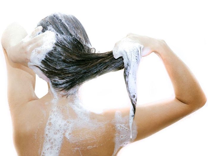 Sử dụng dầu gội dịu nhẹ: Bạn có thể sử dụng dầu gội dành cho em bé, không chứa chất sulphate. Loại dầu gội này giúp làm sạch tóc và da đầu mà không làm phai màu tóc.