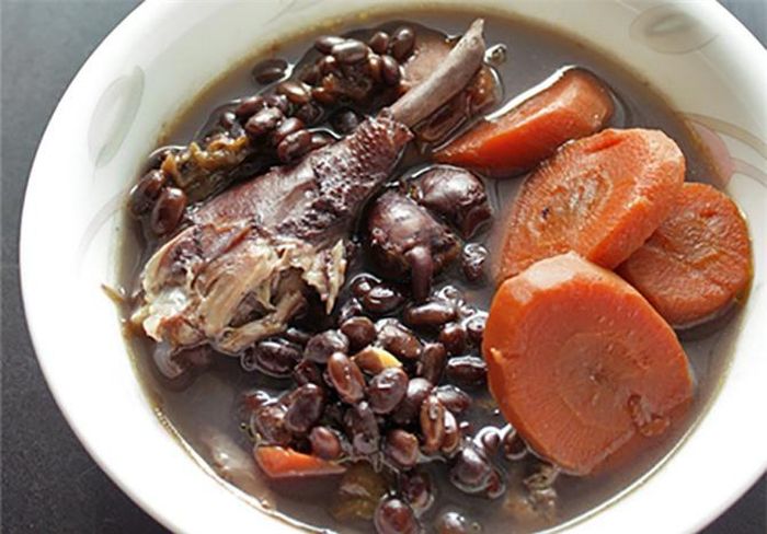 Đậu đen hầm gà ác: Dùng cho phụ nữ sau khi sinh lấy đậu đen hầm với gà ác là món ăn bổ huyết. Những người thận yếu với các triệu chứng hay đau mỏi lưng gối, răng khô, tóc rụng, xuất tinh sớm, di mộng tinh, dương sự kém sút, trí nhớ giảm, hay quên, khó ngủ...