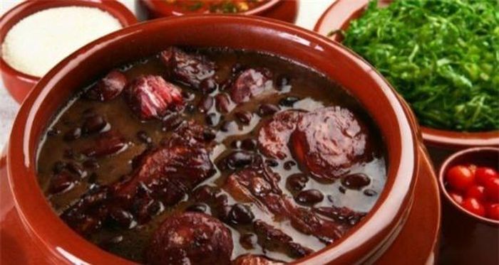 Canh đậu đen chữa nhức đầu, hoa mắt, say nắng, mắt kém, người già hay bị chảy nước mắt, quáng gà, thị lực yếu.